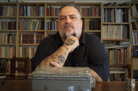 Μιχάλης Μυτακίδης (Αctive Member): «Οι έντεχνοι θυμίζουν φασίστες και ας φαίνονται προοδευτικοί»