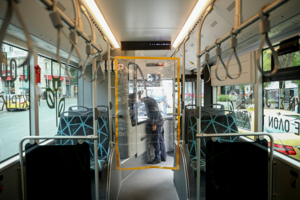 Το ηλεκτρικό λεωφορείο της BYD ξεκινά δοκιμαστικά δρομολόγια στην Αθήνα με επιβάτες