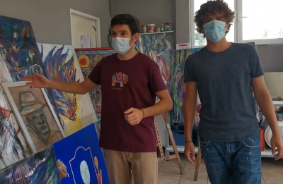 Δύο νεαροί συσπείρωσαν 50 νέους καλλιτέχνες για τους πυρόπληκτους