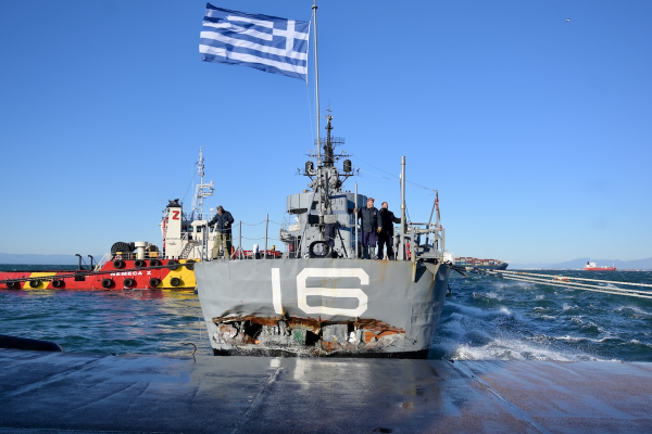 Θεσσαλονίκη: Τιτάνιες προσπάθειες για τη διάσωση του πλοίου «Βέλος» – Γερανός και δύτες στο σημείο (Βίντεο, Φωτογραφίες)
