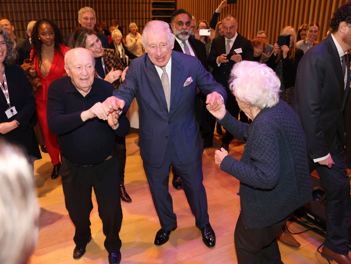 Ο βασιλιάς Κάρολος χορεύει με την ψυχή του εβραϊκό χορό μαζί με συνταξιούχους