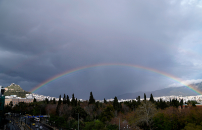 Ένα πανέμορφο ουράνιο τόξο στον αθηναϊκό ουρανό μετά την βροχή (εικόνες)