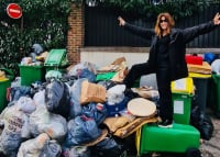 Η Κάρλα Μπρούνι τα βάζει με την δήμαρχο του Παρισιού για τα σκουπίδια
