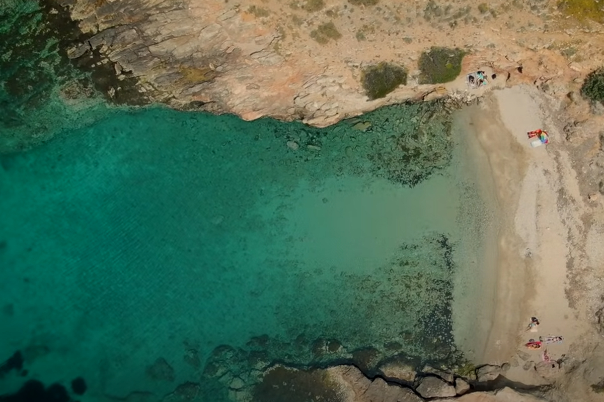 Οι καλύτερες παραλίες στην Αττική για το πρώτο μπάνιο του καλοκαιριού