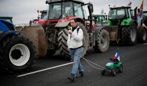 «Υπουργός για λίγο, αγρότης για μια ζωή»: Εξαπλώνεται το αγροτικό κίνημα στην Ε.Ε.