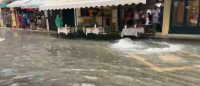 Κέρκυρα: Πλημμύρισαν οι δρόμοι από τα βουλωμένα φρεάτια (Βίντεο)