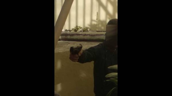 ΑΣΟΕΕ: Αστυνομικός τράβηξε όπλο μέσα στη σχολή - Νέες φωτογραφίες ντοκουμέντο