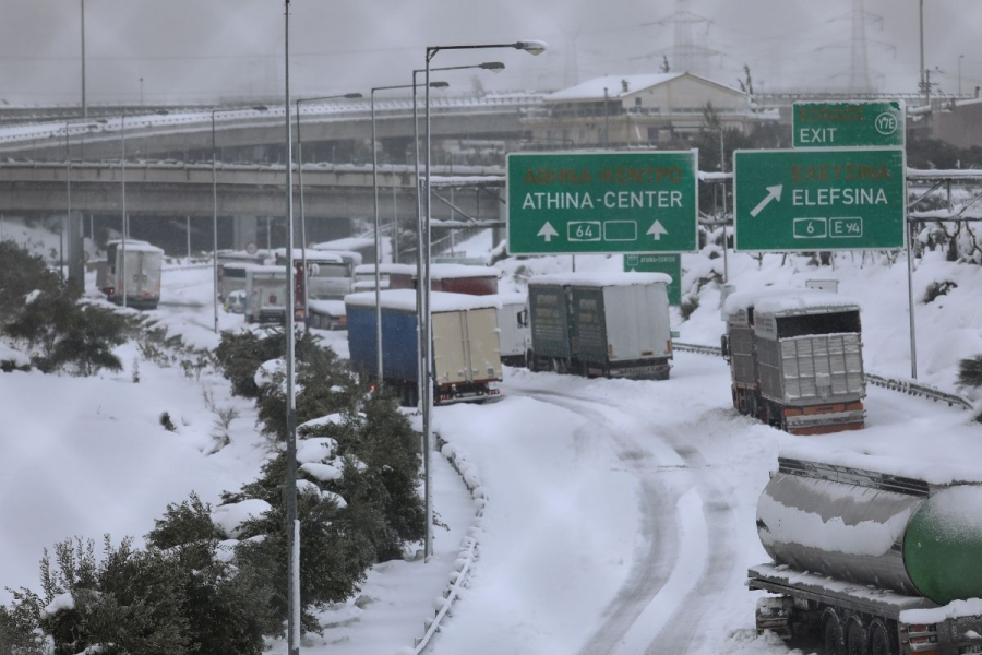 Ταλαιπωρίας συνέχεια στην Αττική Οδό: 1.200 οχήματα εγκλωβισμένα - Πολίτες για 24 ώρες στον χιονιά