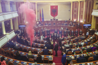 Αλβανία: Καπνογόνα και φωτοβολίδες μέσα στη Βουλή, μπράβοι και επεισόδια στο προαύλιο (βίντεο)