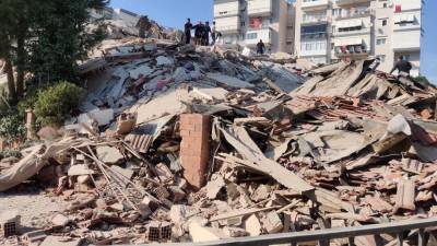 Τουρκία: Νεκροί και εκατοντάδες τραυματίες από τον σεισμό - Κατέρρευσαν κτίρια στη Σμύρνη