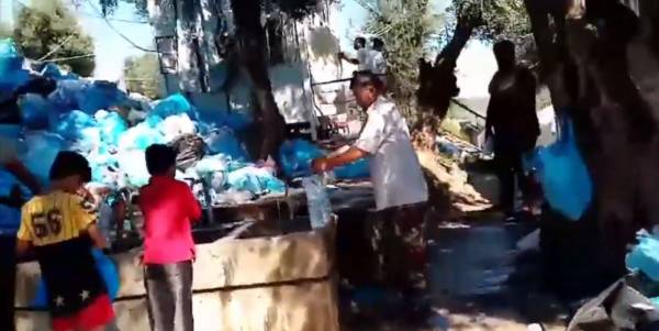 Μόρια: Παιδιά παίζουν πάνω σε βουνά σκουπιδιών (video)