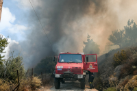 Φωτιά στην Κάρυστο - Καίει δάσος σε δύσβατη περιοχή