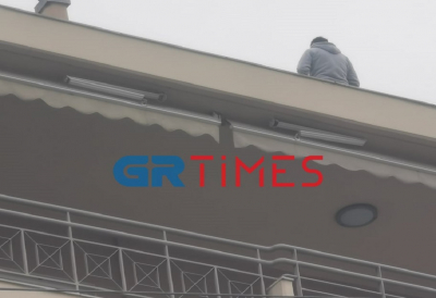 Θεσσαλονίκη: Άνδρας απειλεί να πηδήξει από τον 6ο όροφο οικοδομής