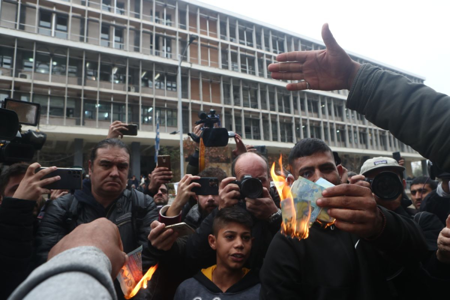 Καίνε 20ευρα έξω από τα Δικαστήρια και ζητούν δικαιοσύνη οι Ρομά – Ολοκληρώθηκε η απολογία του αστυνομικού