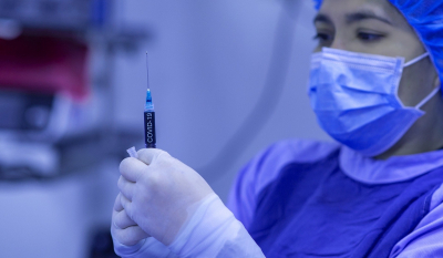 Δημιουργός εμβολίου AstraZeneca: «Δεν μπορούμε να εμβολιάζουμε τον πλανήτη κάθε 6 μήνες»