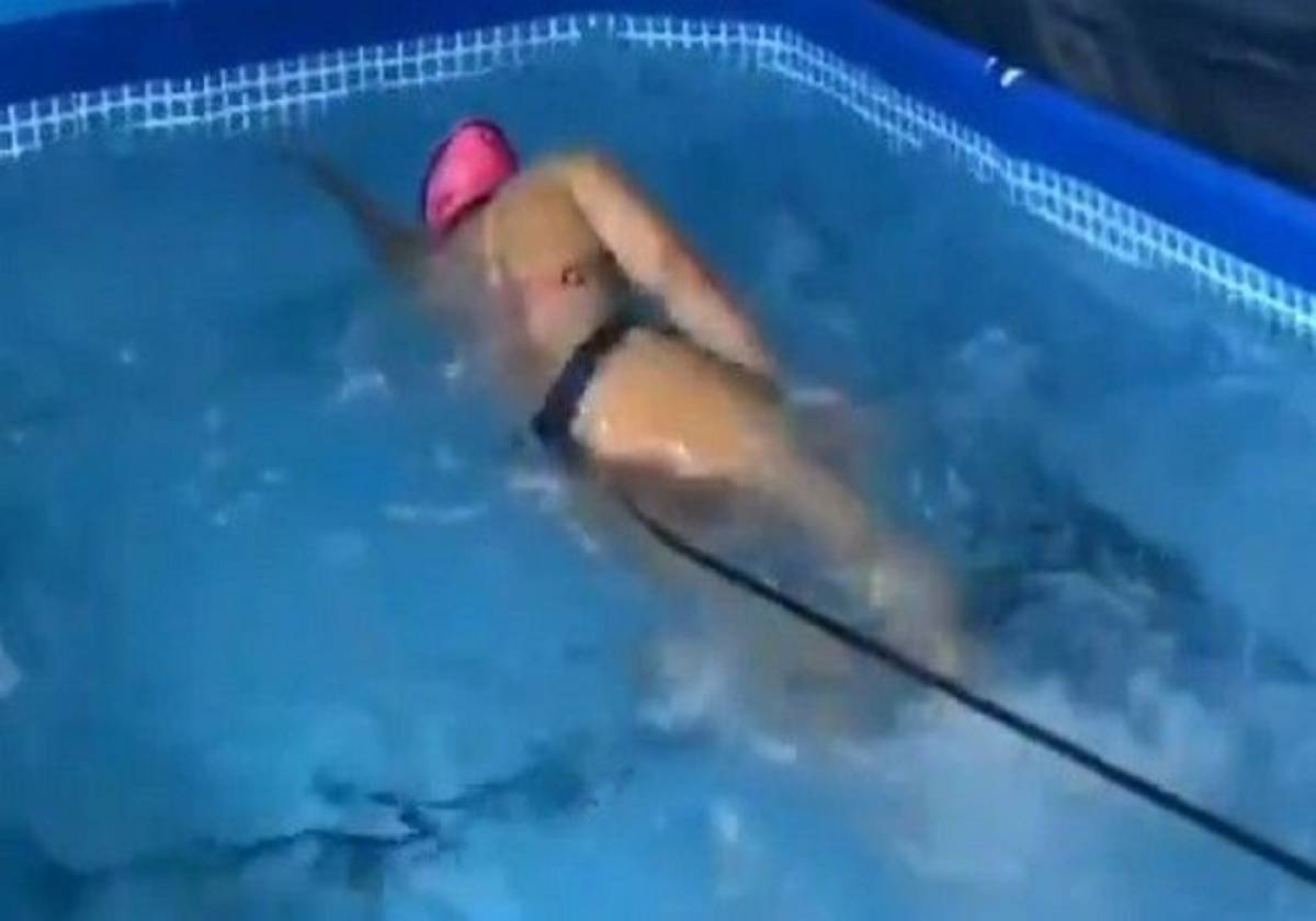Κορονοϊός: Κολυμβήτρια προπονείται στο σπίτι μέσα αυτοσχέδια πισίνα
