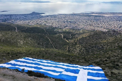 25η Μαρτίου 1821: Σημαία 4.000 τ.μ. τοποθέτησε στον Υμηττό ο Δήμος Γλυφάδας