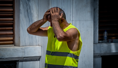 Καύσωνας: Εργάτες με 40+ βαθμούς δουλεύουν στο κέντρο της Αθήνας (Φωτογραφίες)