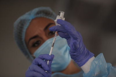 Γιατί οι γυναίκες εμφανίζουν συχνότερα παρενέργειες μετά τον εμβολιασμό για SARS-CoV-2