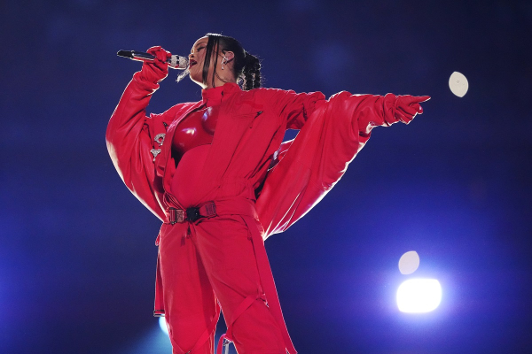 Το απόλυτο υπερθέαμα της Rihanna στο Super Bowl: Αποκάλυψε ότι είναι ξανά έγκυος