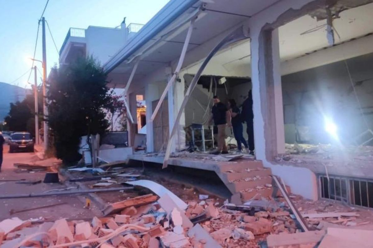 Μενίδι: Ισοπεδώθηκε το ξυλουργείο από την έκρηξη - Βομβαρδισμένο τοπίο η περιοχή