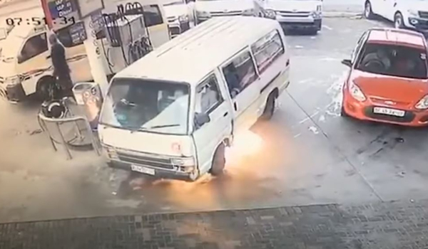Σοκαριστικό βίντεο: Βανάκι αρπάζει ξαφνικά φωτιά σε βενζινάδικο - Πήδαγαν από τα παράθυρα οι επιβάτες
