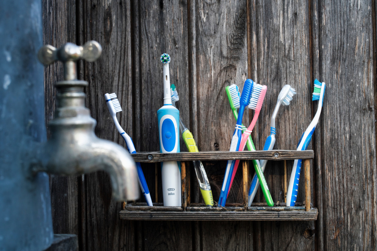 Οδοντίατρος συμβουλεύει: Το λάθος που κάνουμε όλοι μας με την οδοντόβουρτσα