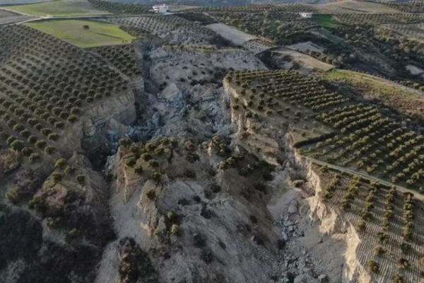 Ο σεισμός στην Τουρκία δημιούργησε φαράγγι 300 μέτρων στην περιοχή Χατάι (βίντεο)