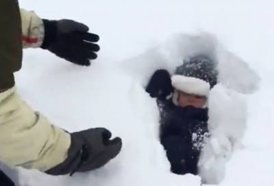 Πρωταθλήτρια του σκι πετάει το μωρό της στο χιόνι και διχάζει τους θαυμαστές της