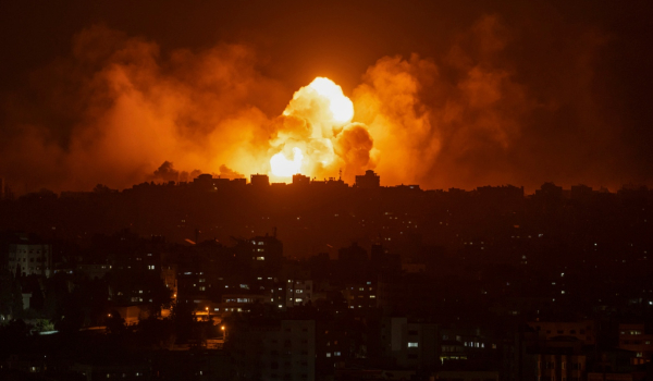 Νύχτα - κόλαση στη Γάζα: Συνεχείς αεροπορικοί βομβαρδισμοί, η Χαμάς απειλεί με εκτελέσεις ομήρων