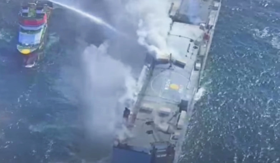 Ολλανδία: Η φωτιά στο φορτηγό πλοίο «μπορεί να διαρκέσει μέρες»