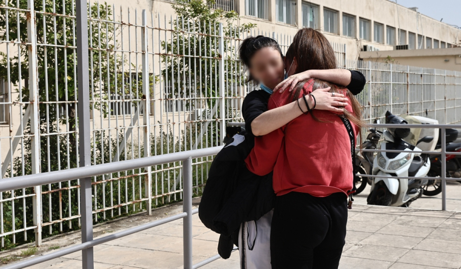 Κολωνός: Βγήκε από τη φυλακή η μητέρα της 12χρονης - Οι πρώτες εικόνες