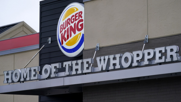 Μπαράζ αγωγών κατά της «Burger King» – Κατηγορείται ότι σερβίρει μικρότερα burger