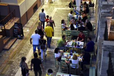 Πόσα άτομα επιτρέπονται ανα τραπέζι σε ταβέρνες και καφετέριες στην Αττική