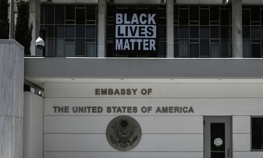Black Lives Matter: Ένας χρόνος από τη δολοφονία Φλόιντ – Πανό στην αμερικανική πρεσβεία
