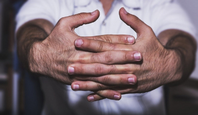 Γιατί δεν πρέπει να κάνουμε «κρακ» τα δάχτυλά μας; Γιατρός εξηγεί