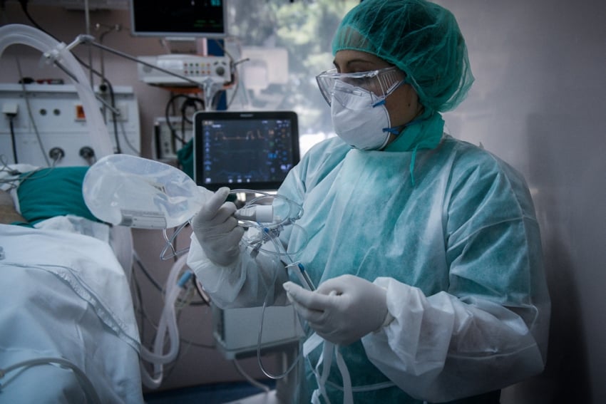 «Ασφυξία» στα νοσοκομεία - Παγώνη: Μπορεί να φθάσουμε τους 1.000 διασωληνωμένους, επίταξη κι άλλων ιδιωτικών κλινών