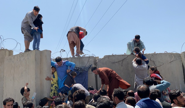 Εκατοντάδες Αφγανοί στρατιώτες έφθασαν αεροπορικώς στο Ουζμπεκιστάν