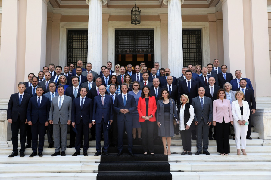 Μητσοτάκης στο υπουργικό: Τα πρώτα νομοσχέδια που θα έρθουν στη Βουλή - Με τους μπλε φακέλους οι υπουργοί