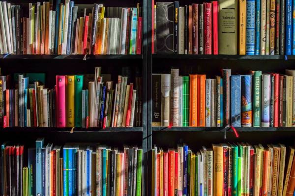 ΟΑΕΔ: Από αύριο οι αιτήσεις για τις επιταγές αγοράς βιβλίων