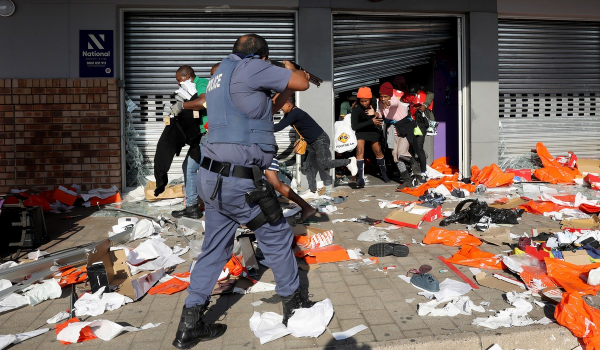 Νότια Αφρική: 72 νεκροί στα χειρότερα βίαια επεισόδια εδώ και χρόνια (Βίντεο)