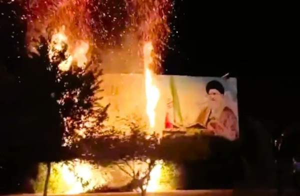 Χάος στο Ιράν: Διαδηλωτές πυρπόλησαν το πατρικό σπίτι του Χομεϊνί