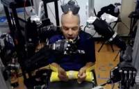 Τετραπληγικός ελέγχει ρομποτικά χέρια με την σκέψη του (Βίντεο)