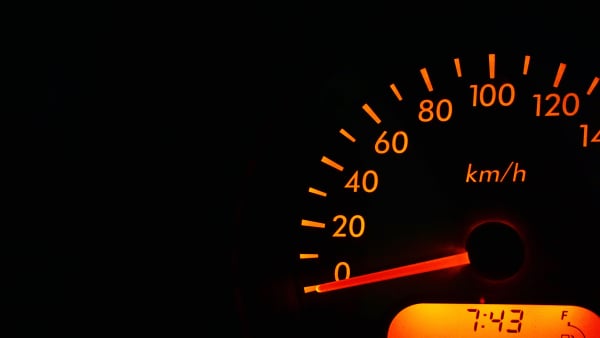 Πόσα χιλιόμετρα μπορείτε να κάνετε με τη βενζίνη στο κόκκινο