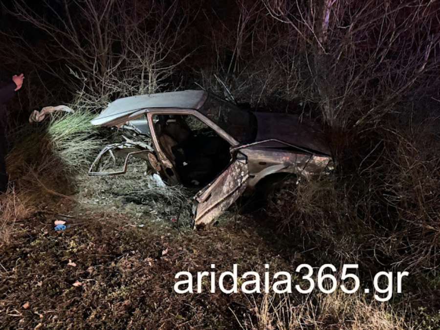 Σοβαρό τροχαίο στην Αριδαία - Αυτοκίνητο κόπηκε στη μέση (φωτογραφίες)