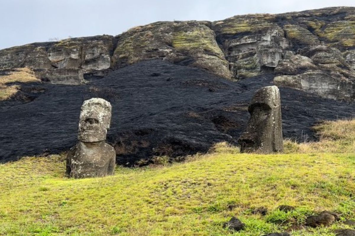 Nησί του Πάσχα: «Ανεπανόρθωτη» ζημιά στα διάσημα πέτρινα αγάλματα μετά από φωτιά