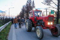 Εντείνουν τις κινητοποιήσεις τους οι αγρότες – Ποιοι δρόμοι κλείνουν σήμερα