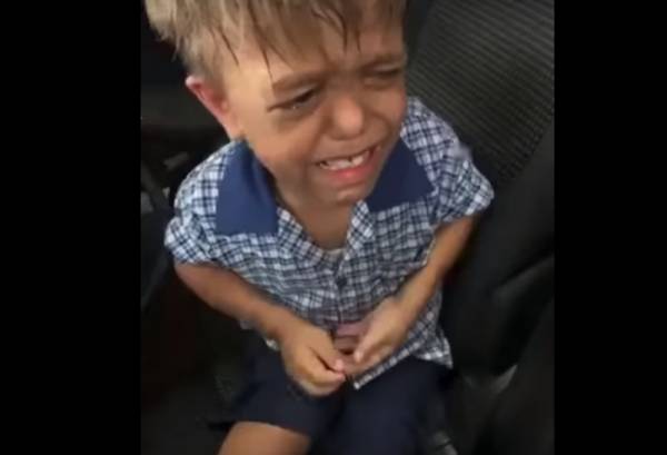 «Κουάντεν είμαστε δίπλα σου»: Παγκόσμιο «κύμα» αγάπης για τον 9χρονο που πάσχει από νανισμό και υποφέρει από bullying