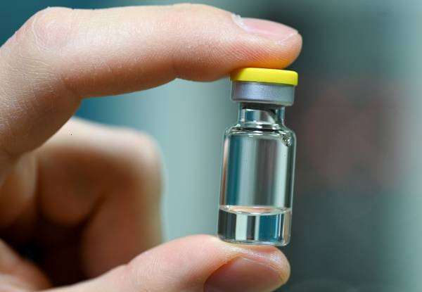 Pfizer vs SputnikV: Βρετανία και Ρωσία ξεκινούν τους εμβολιασμούς - Κρας τεστ στα δύο εμβόλια