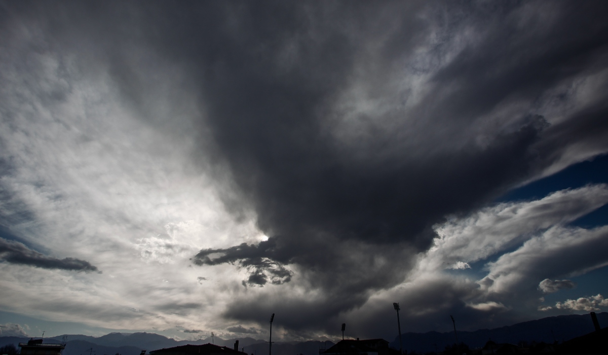 Καιρός: Καύσωνας με βροχές και καταιγίδες την Τετάρτη, η πρόγνωση του meteo.gr
